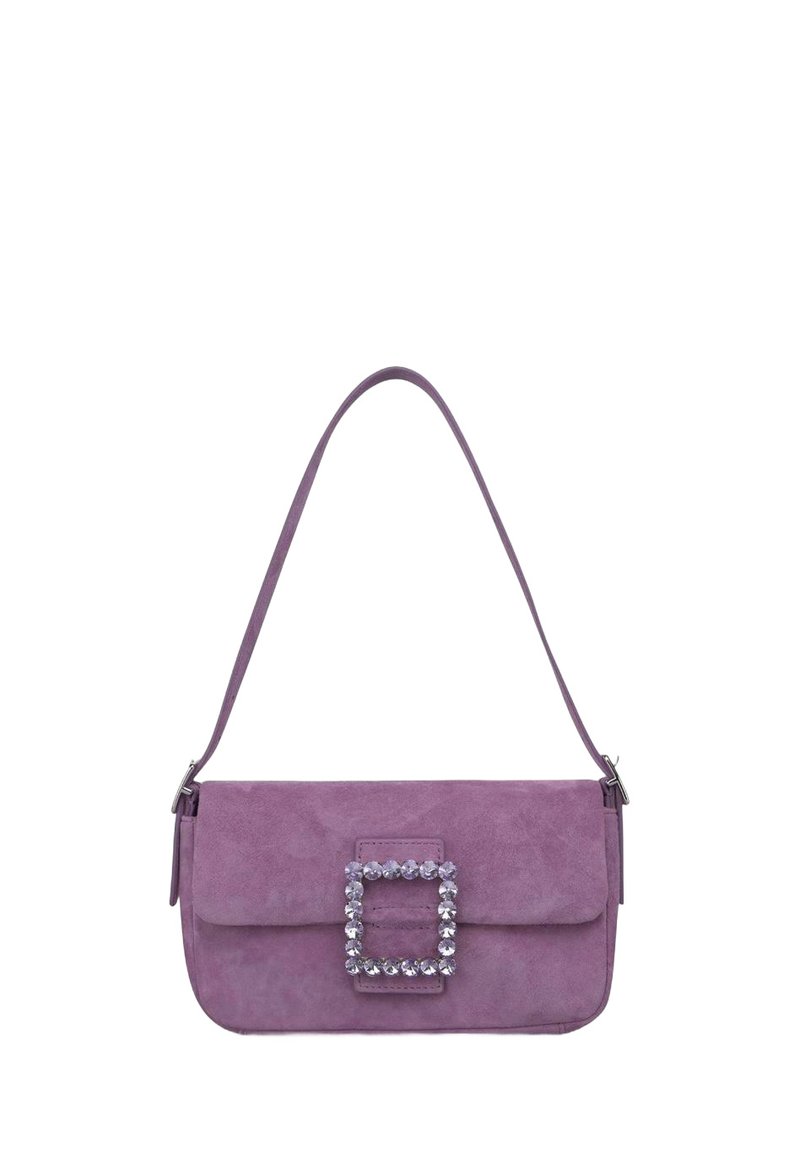 Bolso de ante morado con forma rectangular, adornado con una hebilla cuadrada embellecida con cristales en la parte frontal y una sola correa para el hombro.