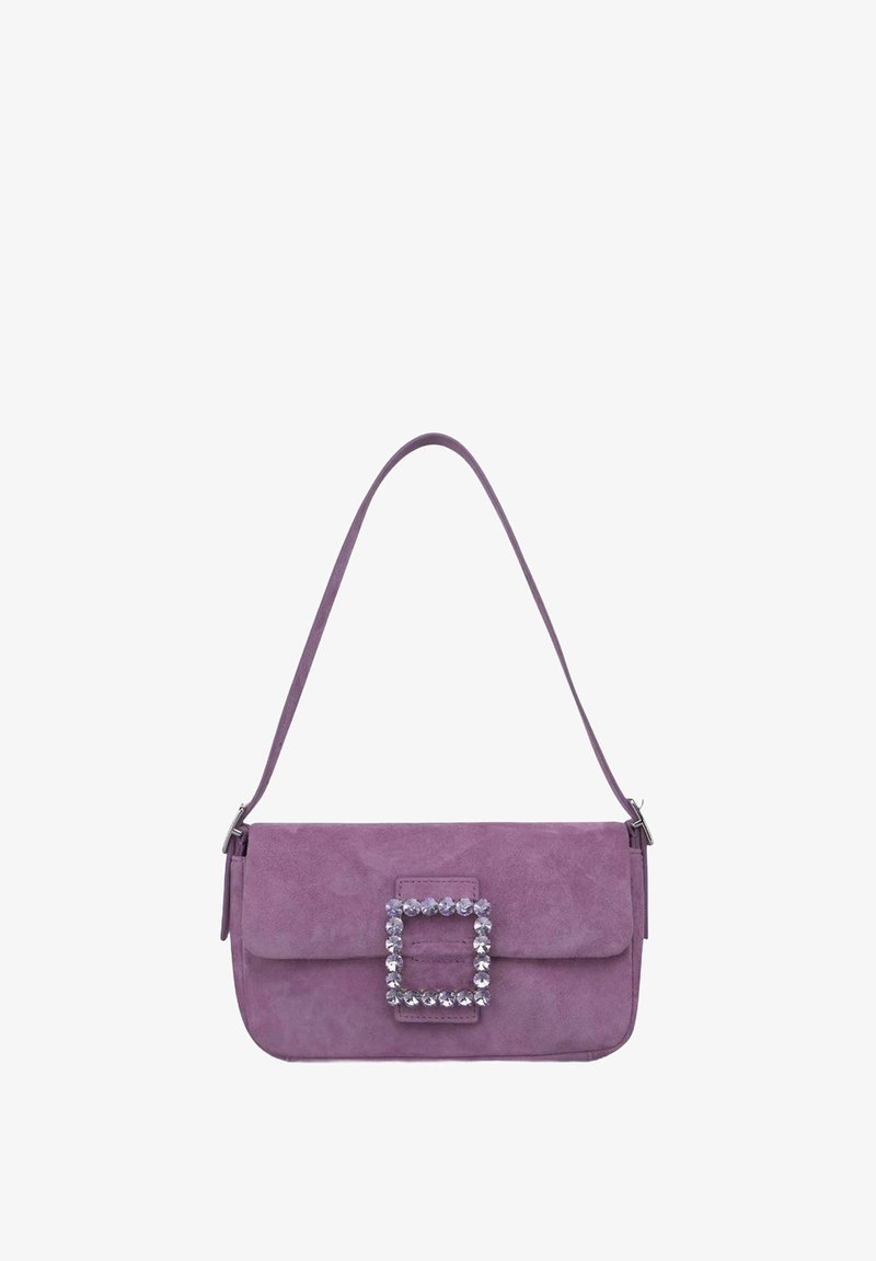 Bolso de ante morado con forma rectangular, adornado con una hebilla cuadrada embellecida con cristales en la parte frontal y una sola correa para el hombro.