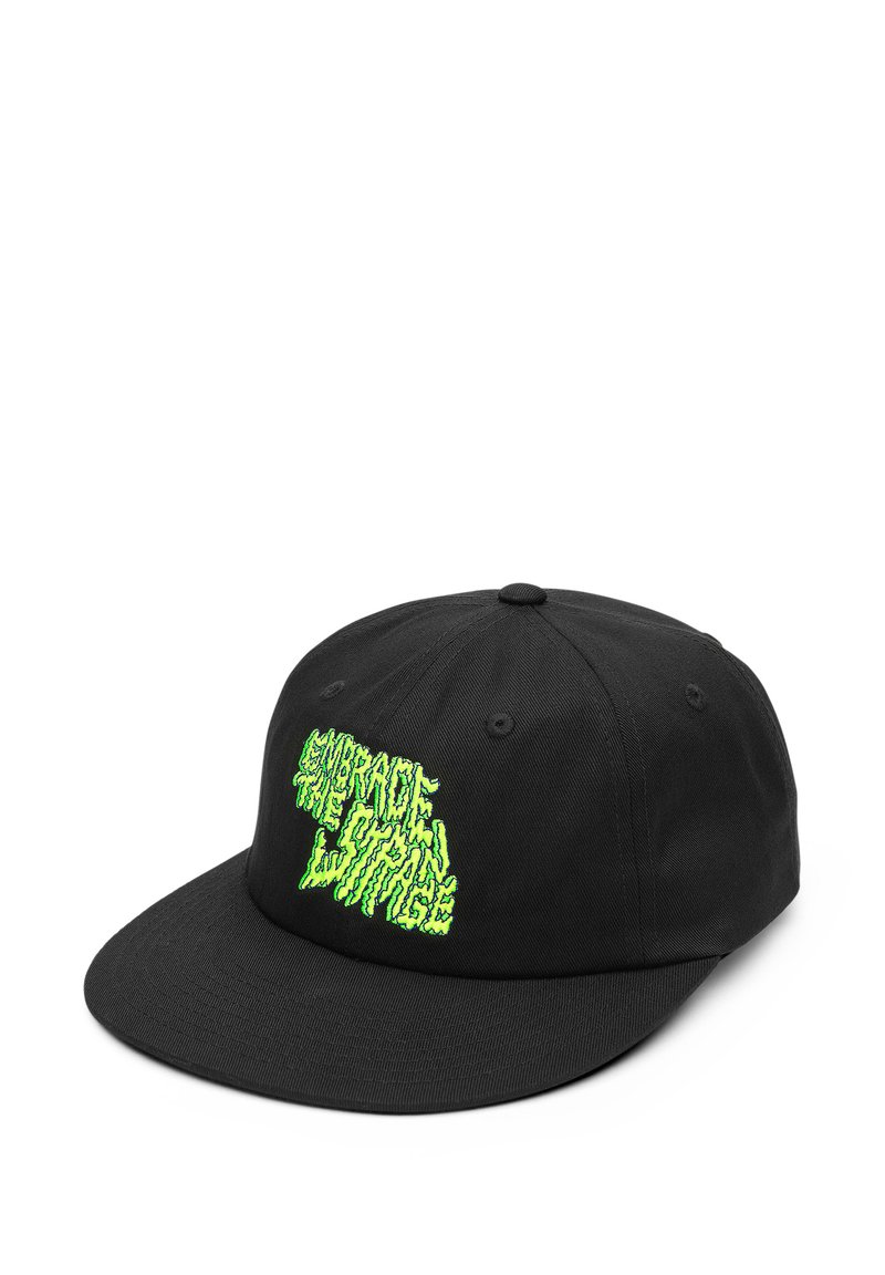 Gorra negra con texto bordado en verde neón que dice "Abraza lo Extraño". Hecha de tela, con una forma estructurada y visera delantera.