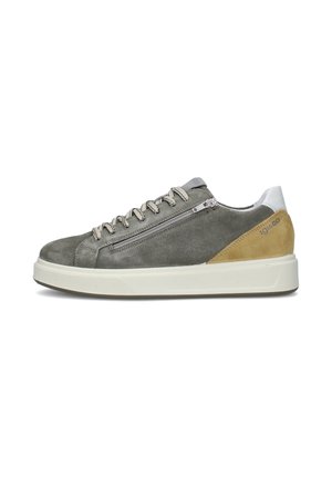 Scarpa da ginnastica bassa in suede grigio con toppa beige sul tallone, suola bianca, cerniera laterale e chiusura frontale con lacci, con il marchio "IgI&CO" sul tallone.