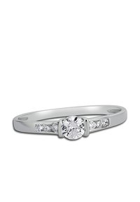 Bague en or blanc avec un diamant central rond et de petits diamants d'ornement de chaque côté. Anneau lisse avec une finition polie.