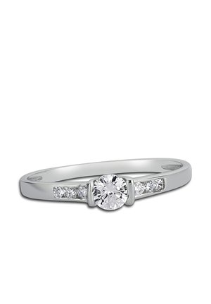 Bague en or blanc avec un diamant central rond et de petits diamants d'ornement de chaque côté. Anneau lisse avec une finition polie.