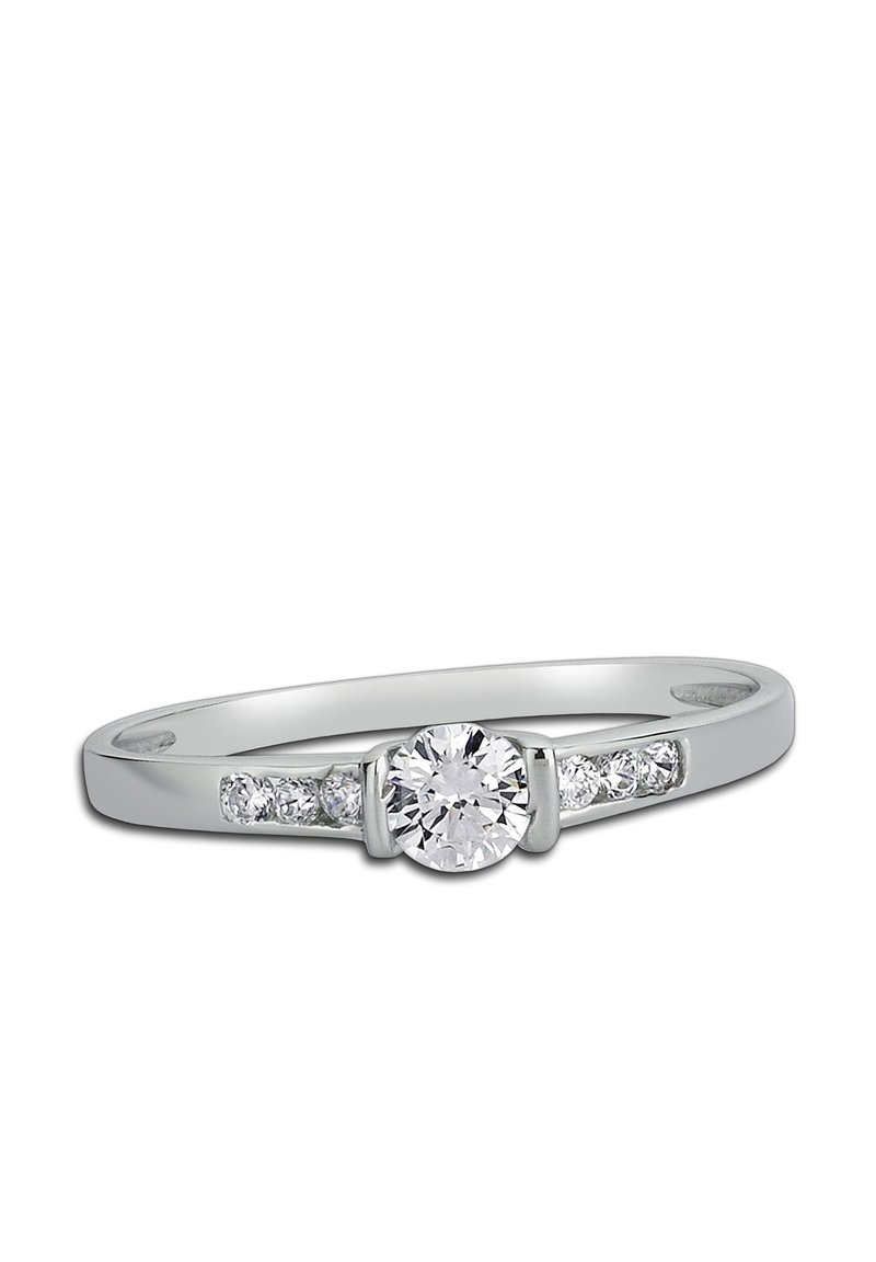 Bague en or blanc avec un diamant central rond et de petits diamants d'ornement de chaque côté. Anneau lisse avec une finition polie.