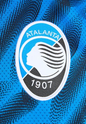 Atalanta-Logo auf blau-schwarz gemustertem Stoff, mit weißer Umrandung, Profil-Silhouette und der Jahreszahl "1907" am unteren Rand.