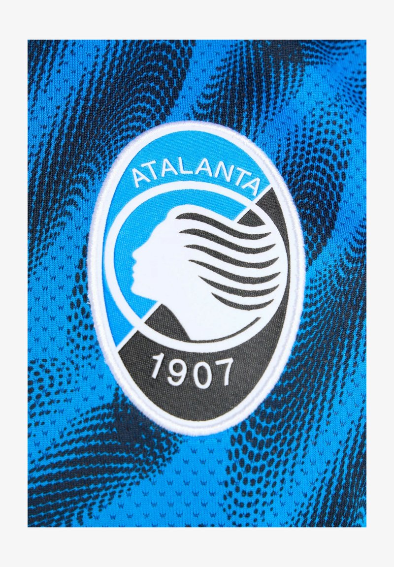 Logo di Atalanta su tessuto a motivo blu e nero, con contorno bianco, silhouette di profilo e l'anno "1907" sul fondo.
