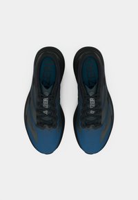 Scarpe da corsa blu scuro con accenti neri, tomaia in mesh, lacci piatti e colletto imbottito; suola in gomma con grip testurizzato.