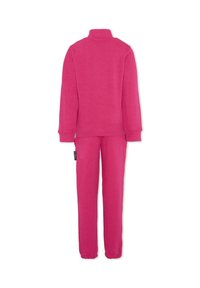 Różowy dres z polaru z wysokim kołnierzem, długimi rękawami i elastycznymi mankietami przy spodniach. Gładka faktura o jednolitym kolorze.