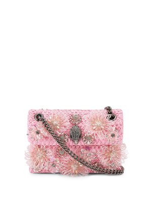 Bolso tejido rosa decorado con apliques florales translúcidos y pequeños cristales, con una correa de cadena plateada y un cierre metálico ornamentado.