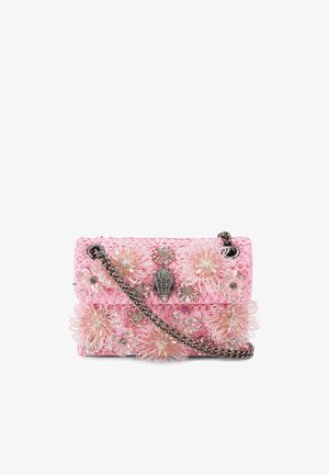 Sac à main tissé rose décoré d'appliqués floraux translucides et de petits cristaux, doté d'une bandoulière chaîne argentée et d'une fermeture métallique ornée.