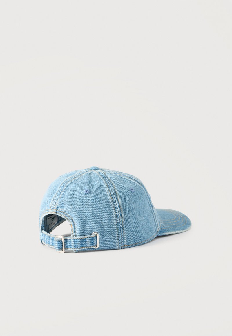 Cappellino da baseball in denim azzurro chiaro con cinturino regolabile e fibbia in metallo, mostrato da dietro su sfondo bianco.