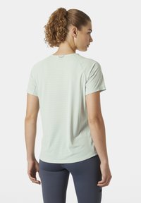 Světle zelené, krátkosrsté sportovní tričko s texturovanou tkaninou. Má raglánové rukávy a zaoblený výstřih. Hladký povrch, bez viditelných log.