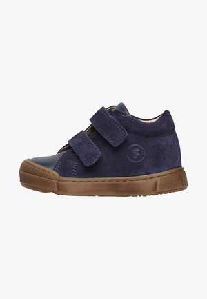 Zapatilla alta de ante azul con dos correas de Velcro, suela de goma, punta redondeada y acentos texturizados en la suela.