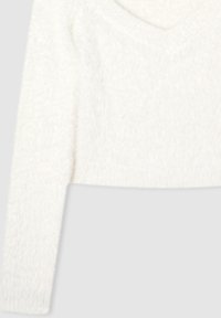 Maglione bianco corto con scollatura a V, realizzato in materiale morbido e peloso, con maniche lunghe e una finitura texture.