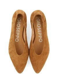 Bailarinas de ante marrón con punta afilada y lados bajos. El interior presenta la marca Gioseppo en blanco. Textura suave en toda la superficie.