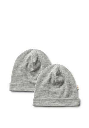 Dos gorros de punto de tela suave de color gris claro con bordes doblados dispuestos sobre un fondo blanco.