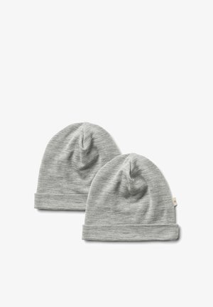 Dos gorros de punto de tela suave de color gris claro con bordes doblados dispuestos sobre un fondo blanco.