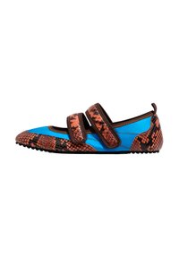 Zapato plano de estampado de serpiente en azul y marrón con dos tiras de Velcro. Presenta una puntera redondeada y suela texturizada para mayor agarre y tracción.