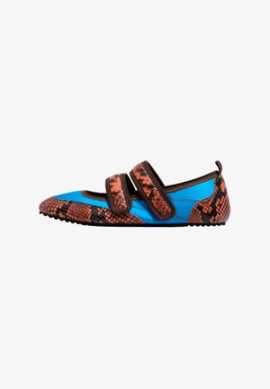 Zapato plano de estampado de serpiente en azul y marrón con dos tiras de Velcro. Presenta una puntera redondeada y suela texturizada para mayor agarre y tracción.