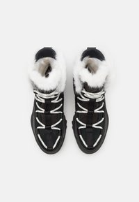 Sorte høyde sneakers i svart med hvit kunstpelsfôring, mesh-detaljer og kontrastfargede snører. Har en teksturert gummisåle og forsterket tå.
