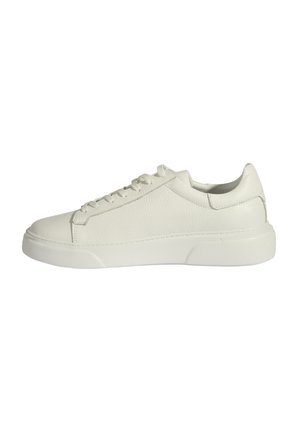 Baskets en cuir blanc avec surface texturée, bout rond et design à lacets. Semelle arrondie, style minimaliste et accents lisses.