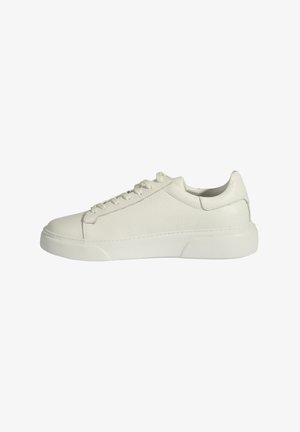 Weiße Leder-Sneaker mit strukturiertem Obermaterial, runder Zehenpartie und Schnürdesign. Abgerundete Sohle, minimalistischer Stil und glatte Akzente.