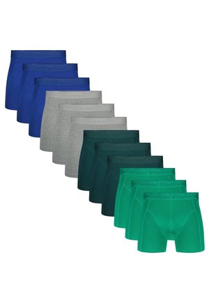 Tolvpakke af herreboxershorts i blå, grå, mørkegrøn og blågrøn, arrangeret i en trappeformet række på en hvid baggrund.