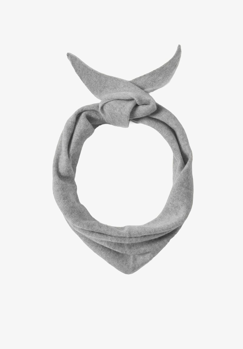 Grå stofsjaal, trekantet design med knyttet sektion, blød tekstur og glat udseende. Egnet til forskellige stylingmuligheder.