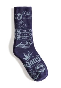 Navyblaue Baumwollsocken mit gewebten hellblauen Grafiken, die Logos, einen Hasen und ein kariertes Flaggenmuster zeigen. Gerippte Textur am oberen Ende.