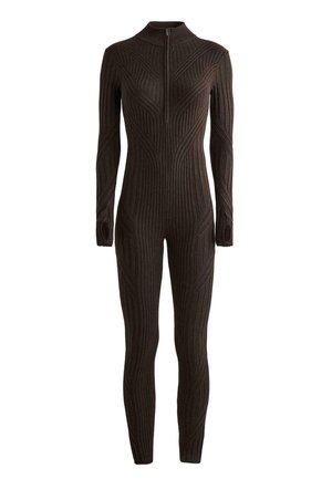 Tuta in maglia a coste di colore marrone scuro con maniche lunghe, collo alto, cerniera frontale e fori per il pollice sui polsini.