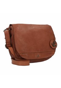 Braune Leder-Umhängetasche mit Klappenverschluss, verstellbarem Schultergurt und rundem Ankeremblem. Glatte Textur und minimalistisches Design.