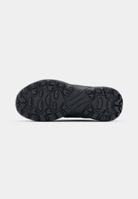 Svart sportsko-såle med et robust dekkmønster og forskjellige grepknapper samt den gravierte "MERRELL"-logoen. Jevnt, slitesterkt materiale.