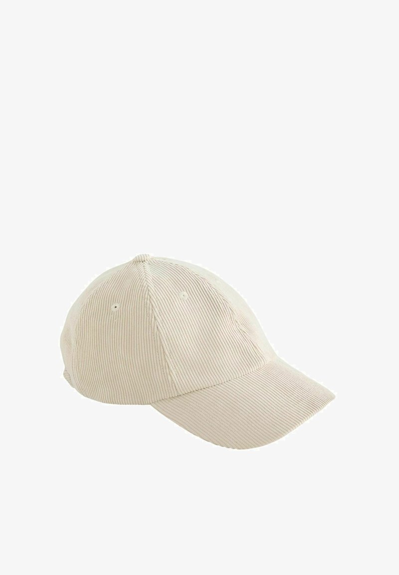 Gorra de béisbol beige de pana con visera curva y ojales de ventilación sobre fondo blanco.