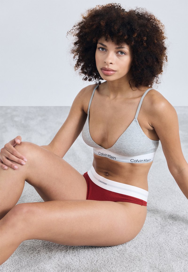 Hallux hallux järgipärane hall puuvillane bralette õhukeste rihmadega ja valge vöökoht, koos punaste soonikkäikega aluspükstega, millel on valge bänd, bränditud Calvin Klein.
