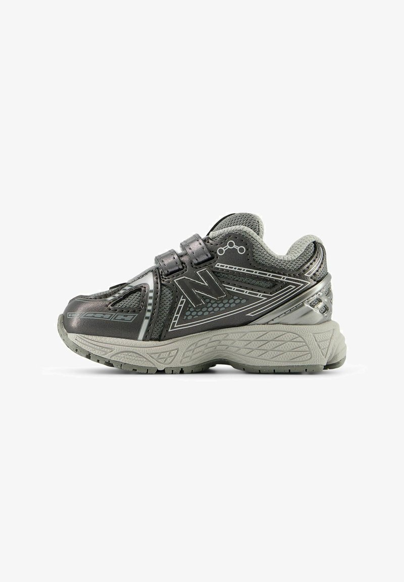Chaussure de sport grise et noire pour enfant avec bandes Velcro, mesh à motifs et semelle épaisse texturée, vue de profil droit.