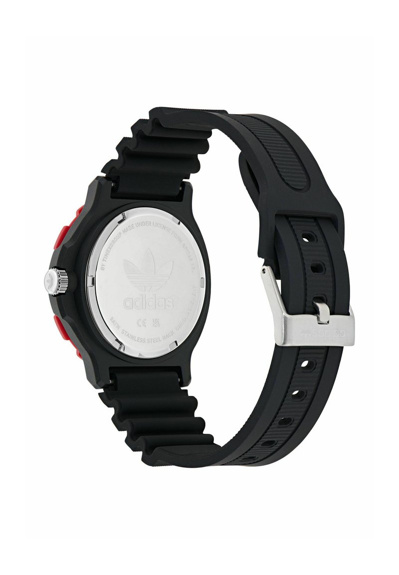 Reloj con correa de goma negra y fondo de acero inoxidable, acentos rojos y una banda texturizada. Cuenta con una hebilla plateada y un logo de Adidas.