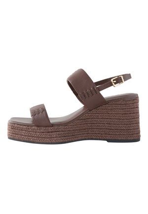 Brun kilehælsandal med flettet tovplatform, to brede læderremme og justerbar ankelspænde.