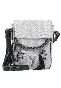 Borsa metallica argento con un motivo a serpente testurizzato, tracolla in catena nera, dettagli a forma di stella e frange per un tocco aggiuntivo.