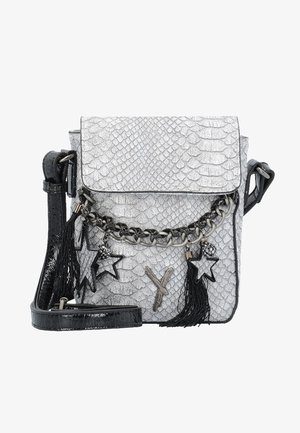 Borsa metallica argento con un motivo a serpente testurizzato, tracolla in catena nera, dettagli a forma di stella e frange per un tocco aggiuntivo.