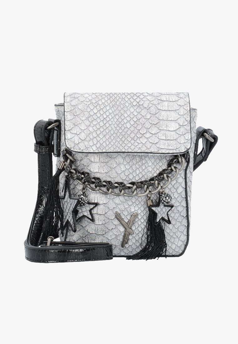 Borsa metallica argento con un motivo a serpente testurizzato, tracolla in catena nera, dettagli a forma di stella e frange per un tocco aggiuntivo.