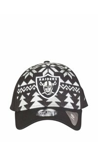 Schwarz-weiße Strickmütze mit einem Wintermuster, Raiders-Logo in der Mitte und gebogenem Schirm. Verstellbare Passform mit New Era-Branding.