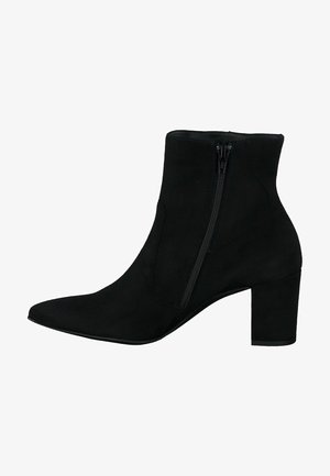 Schwarze Wildleder-Ankle Boots mit spitzer Zehe, seitlichem Reißverschluss und klobigem hohen Absatz. Glatte Textur mit minimalen Designdetails.