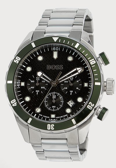 Montre-bracelet Boss en acier inoxydable avec cadran noir, trois sous-cadrans, guichet date, lunette tournante, aiguilles et index lumineux.