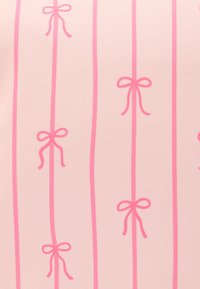 Ροζ ύφασμα με κάθετες γραμμές και μικρά ροζ φιόγκους σε κανονικά διαστήματα, απαλής υφής με λείο φινίρισμα.