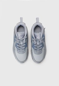 Sapatilhas Nike Air Max em azul claro com detalhes em cinza. Apresenta um cabedal em couro suave, língua de tecido texturizado e atacadores planos.