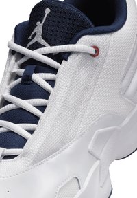 Jordan JORDAN MAX AURA 6 - Tenisky - white midnight navy varsity red