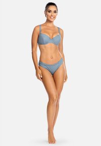Niebieski kostium kąpielowy w paski, z konstrukcją fiszbinowego biustonosza z regulowanymi ramiączkami oraz dopasowanymi majtkami typu hipster, o gładkiej strukturze i eleganckim designie.