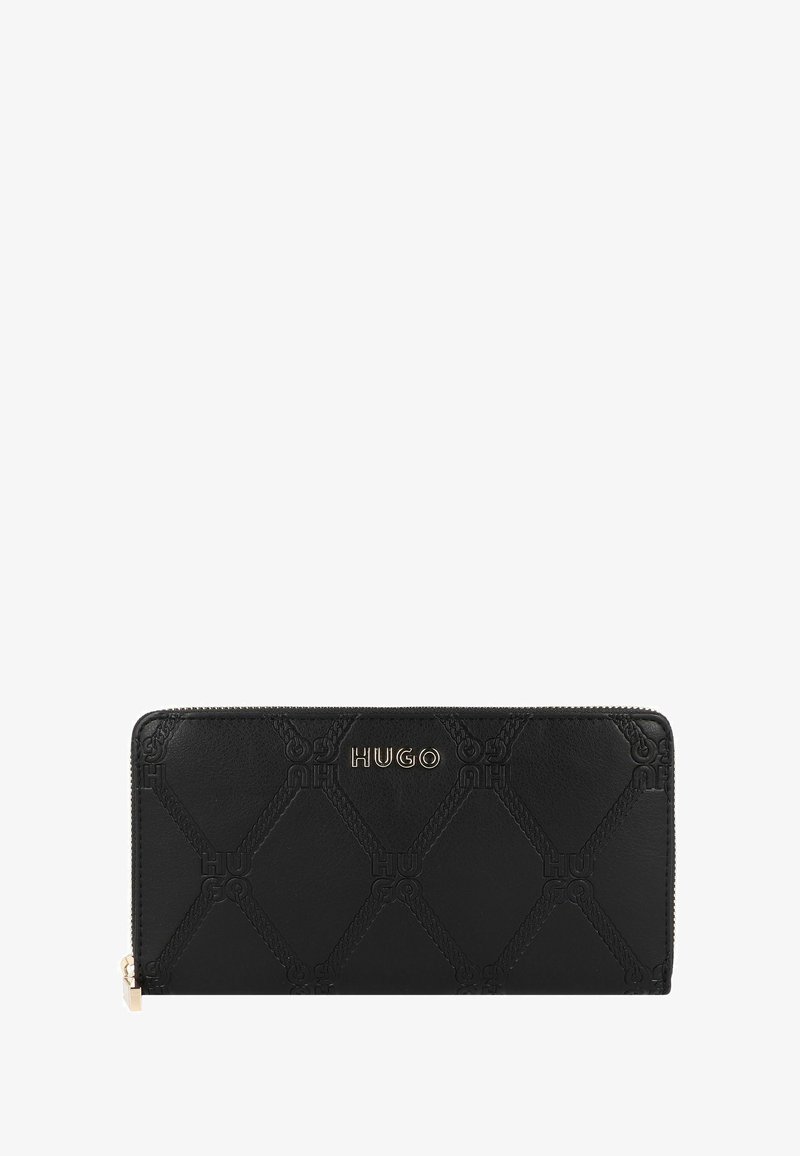 Zwarte leren portemonnee met een reliëfdiamantpatroon, goudkleurig logo, ritssluiting en gestructureerde oppervlakdetail. Slank ontwerp voor gemakkelijke draagbaarheid.