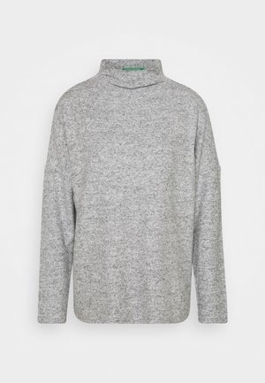 Pull col roulé gris clair à manches longues avec une coupe décontractée et un tissu doux texturé, présenté sur un fond uni.