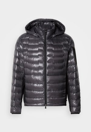 Mustapintainen kiiltävästi vuorattu toppatakki, jossa on etuvetoketju, huppu ja vetoketjullinen tasku vasemmassa hihassa, esillä yksinkertaisella taustalla.