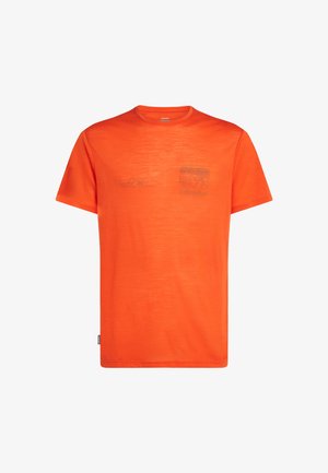 T-shirt med kort ärm i klart orange tyg. Har en diskret landskapsgrafik och logotyp på bröstet. Slät yta, normal passform.